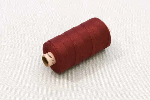 Kapelltråd mörkröd